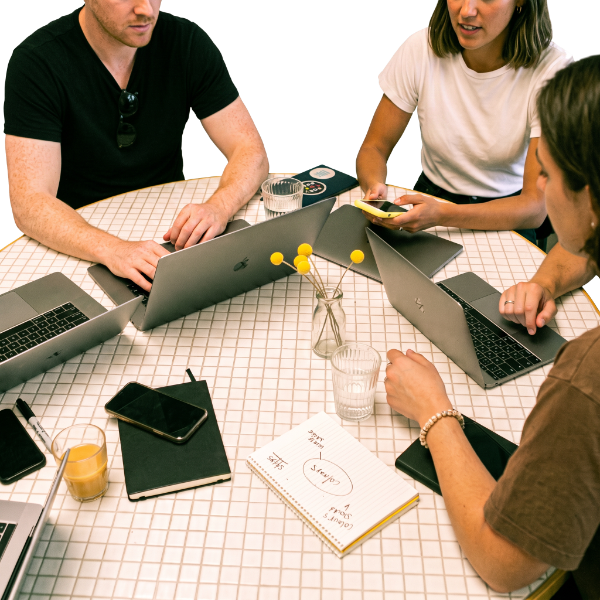 Alumnos del máster trabajando en equipo alrededor de una mesa